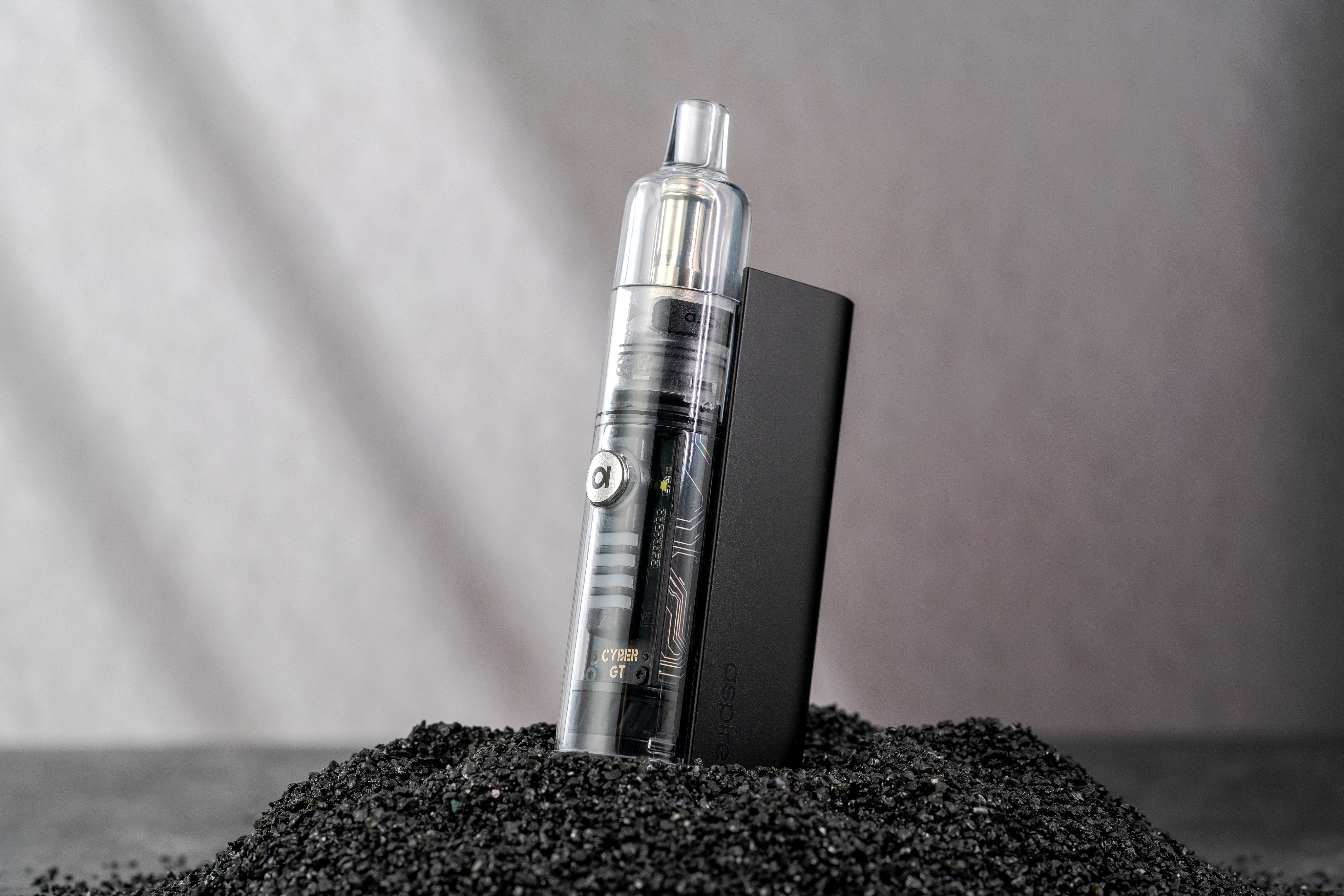 Cigarette électronique Cyber GT présentée dans l'univers Vapoliquid
